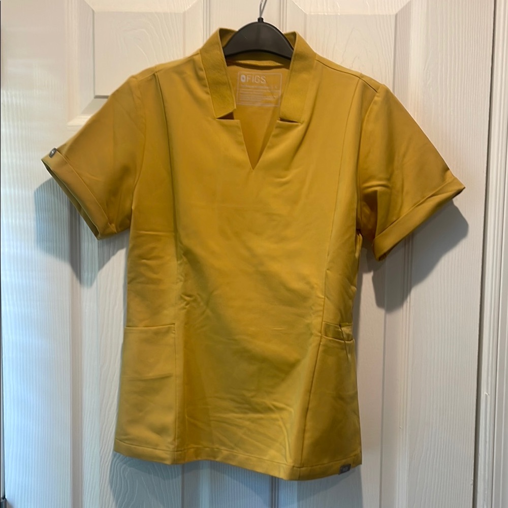 *RARE* Figs women’s Mustard Scrub Top